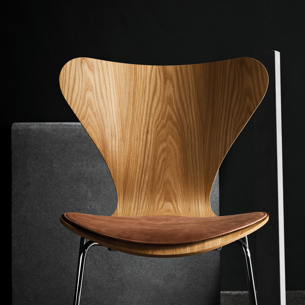 Arne Jacobsen Series 7 Chair - Veneer, Six Color Variants – FJØRN