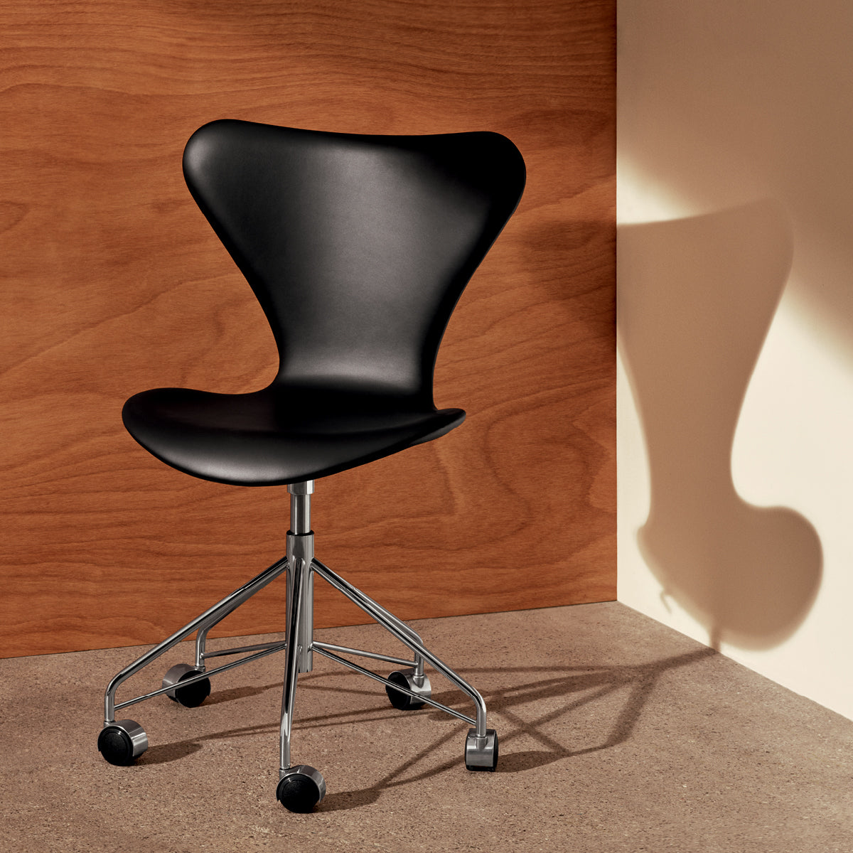 Arne Jacobsen Series 7 Swivel Chair