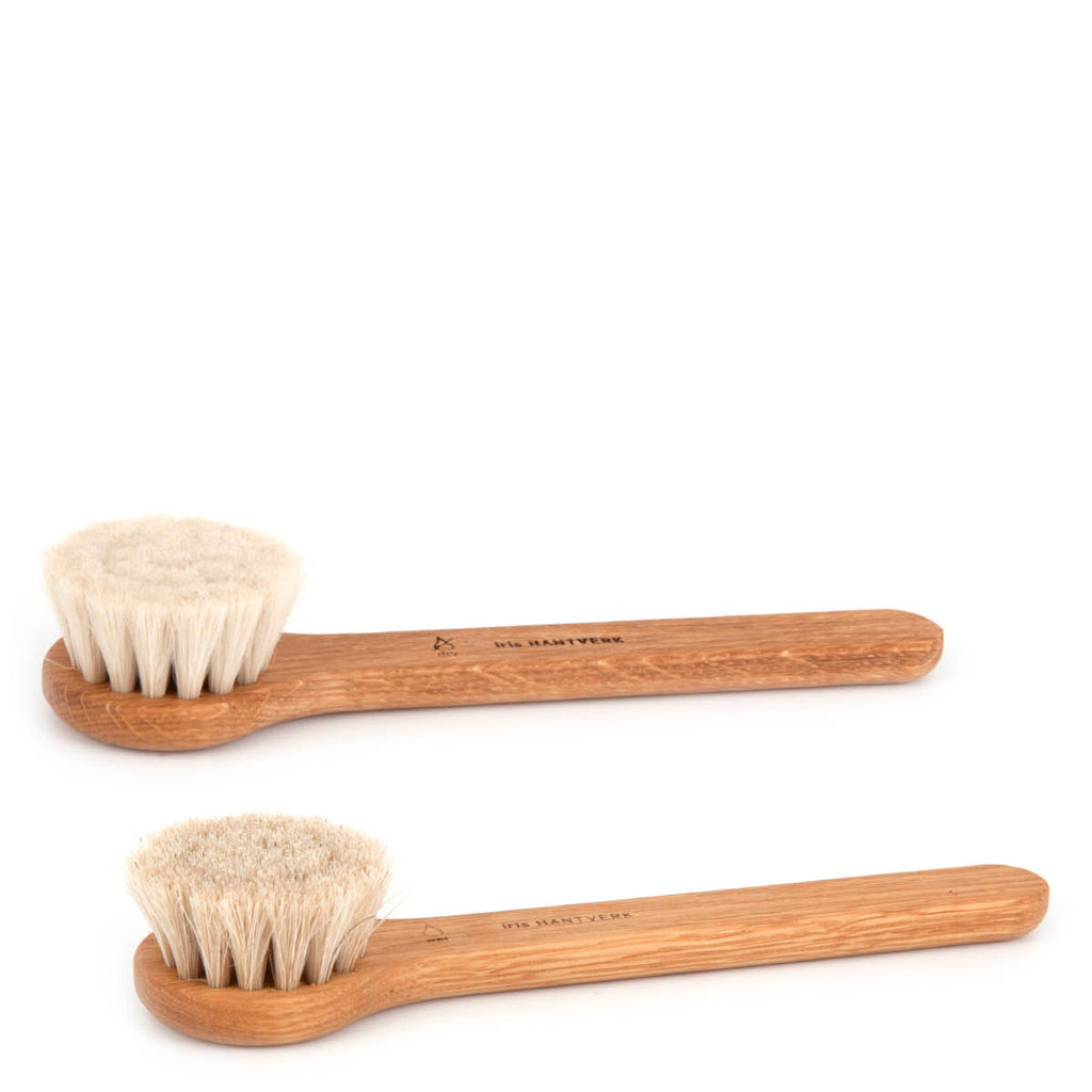 https://www.fjorn.com/cdn/shop/products/iris-hantverk-dry-use-wet-use-face-brush-set-1_1024x1024.jpg?v=1649381431